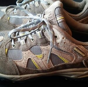 Alpine design hiking shoes